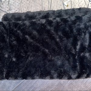 Black soft faux fur throw new unused smoke free